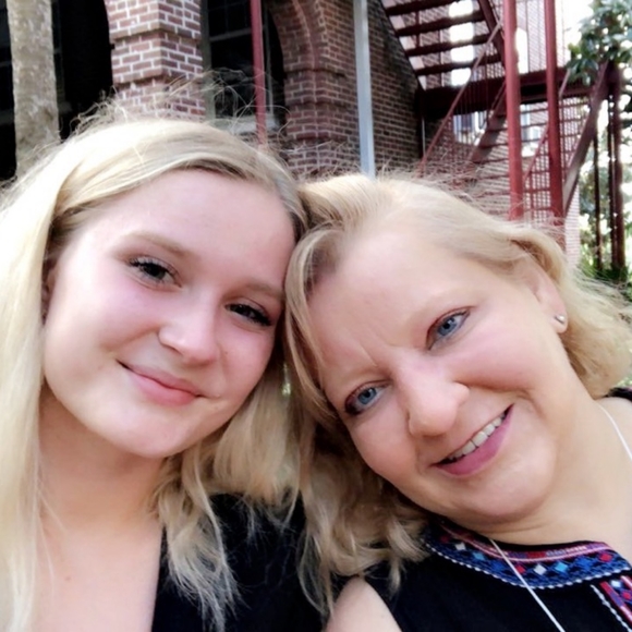 Meet your Posher, Hailey & Kelly. - Picture 2 of 7